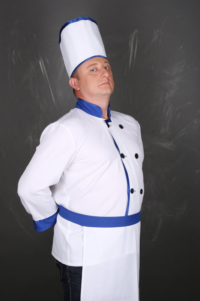 一个穿着工作服的帅气厨师的肖像图片下载