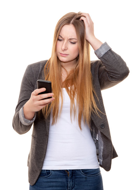 年轻女子使用智能手机图片下载