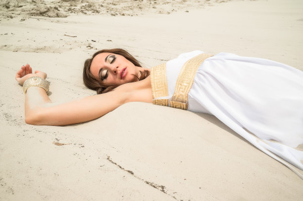 穿着希腊短外衣的年轻漂亮女人图片下载