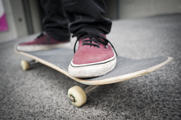 站在滑板上图片下载