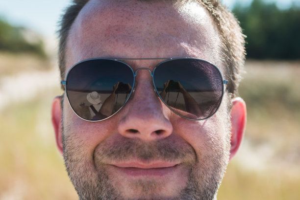 一个男人在给自己拍照图片下载