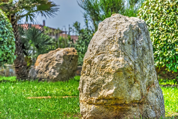 绿色草地上的岩石图片下载