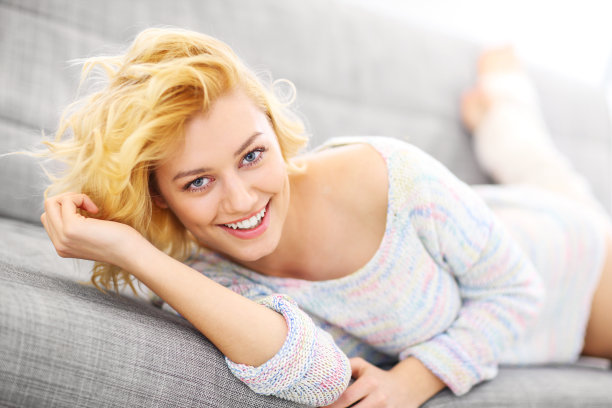 在沙发上放松的快乐女人图片下载
