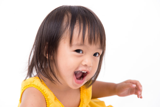 在白色背景下孤独的快乐童年图片下载