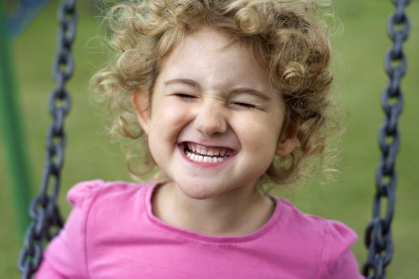 小孩子在秋千上玩得很开心。图片下载