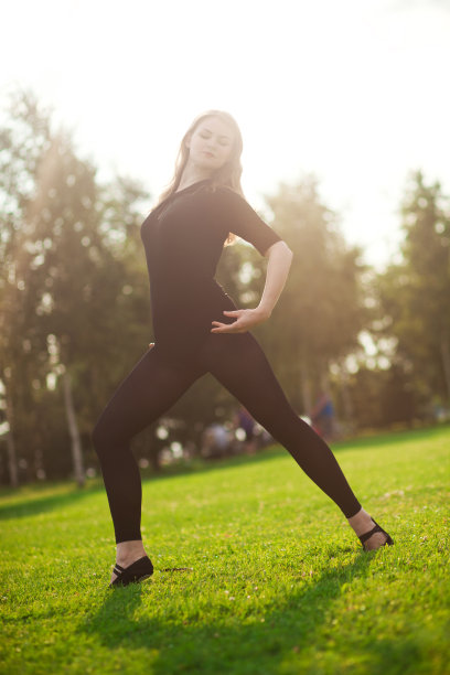 舞者在户外表演图片下载