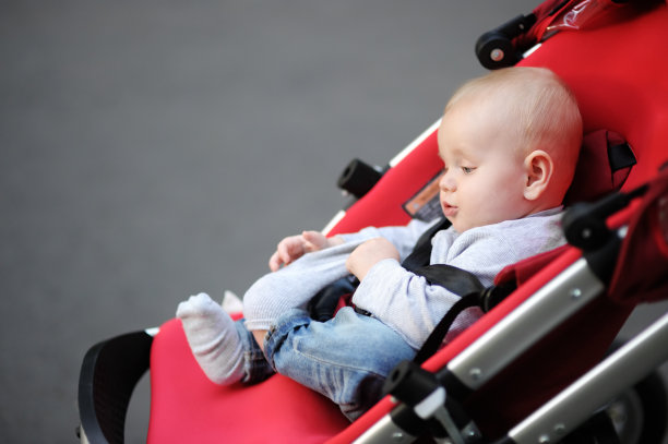 小宝贝在玩他的袜子图片下载