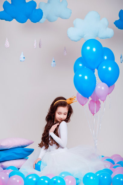 可爱的小公主坐在气球中间的房间图片下载