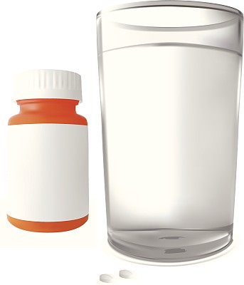 空白药瓶药丸和水的玻璃-载体图片下载