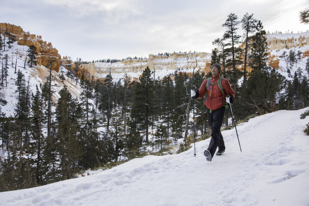 冬季徒步旅行者用冰爪在雪山景观上行走图片下载