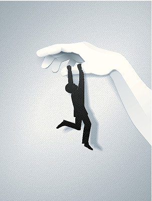 一个简单的卡片商人挂在一个巨大的纸手上图片下载