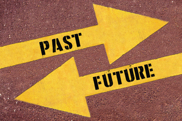 在柏油路上画着过去和未来图片下载