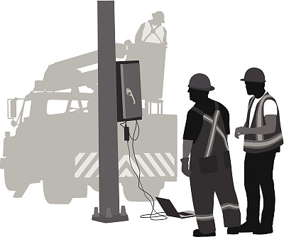 一对夫妇站在车旁图片下载