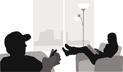 坐在沙发上的男人图片下载