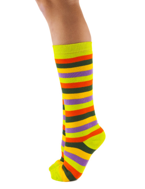 女腿在彩色条纹袜子图片下载