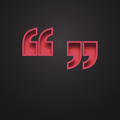 引号符号'。碳纤维背景上的红色符号图片下载