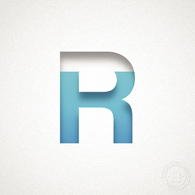 字母设计-蓝色字母在水彩纸上图片下载