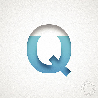 字母Q设计-蓝色字母在水彩纸上图片下载