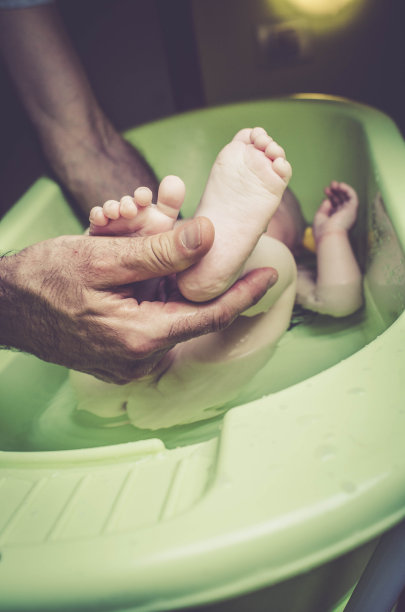 父亲洗澡宝贝图片下载