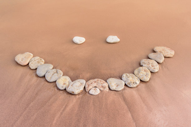 微笑在沙地上图片下载