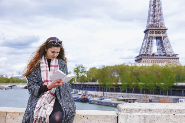 一位法国妇女在塞纳河附近看书图片下载