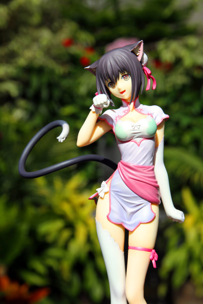 猫和绿色植物图片下载