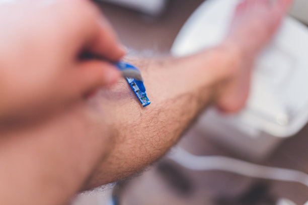 男子刮腿毛图片下载