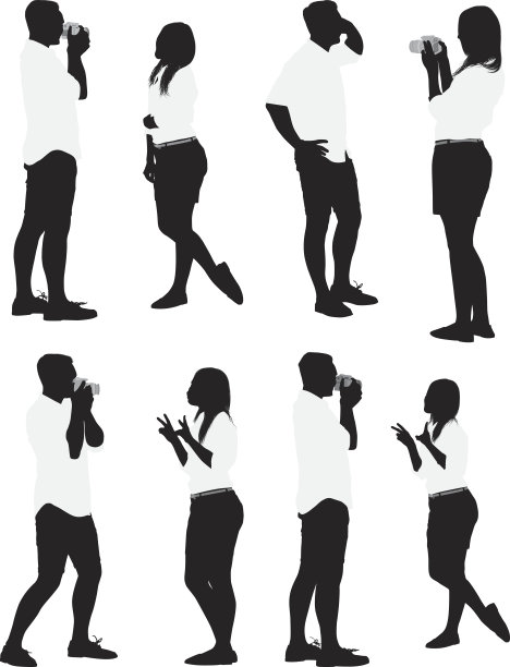 一对情侣正在互相拍照图片下载