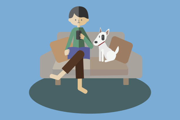 坐在沙发上玩智能手机的男人图片下载