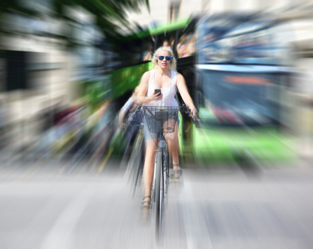 瑞典金发女孩和自行车在城市，使用电话图片下载