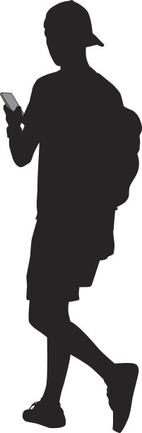 带着智能手机走路的青少年图片下载