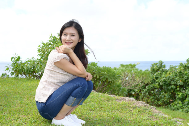 轻松的年轻女子。图片下载