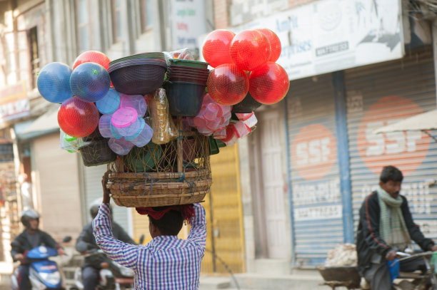 尼泊尔街头小贩头顶着他的店铺图片下载