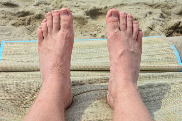 男人的脚踩在沙垫上图片下载