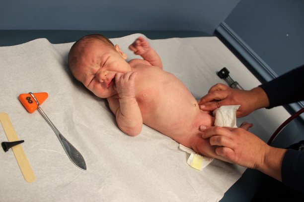 宝宝在医生办公室心烦意乱图片下载