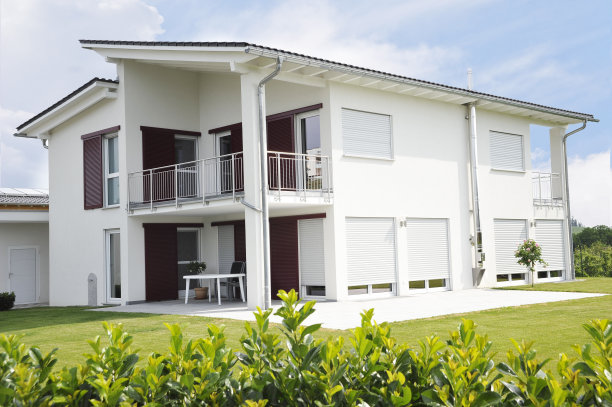 新白宫-匿名家与整洁的花园重建图片下载