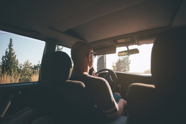 公路旅行的朋友图片下载