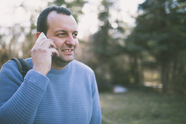 年轻人在用手机图片下载