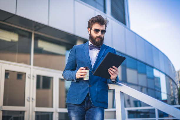 优雅的商人在咖啡休息时间使用平板电脑图片下载