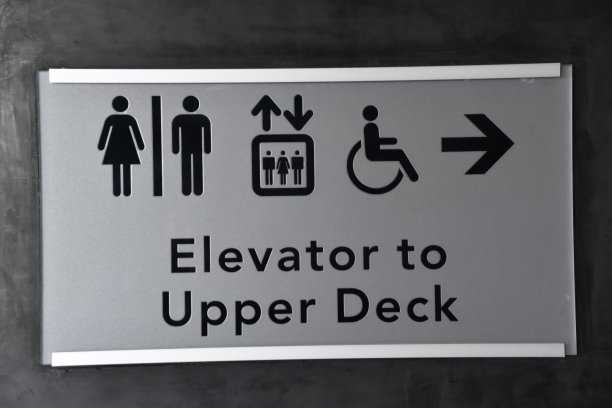 乘电梯到纽约摩天大楼的顶层图片下载