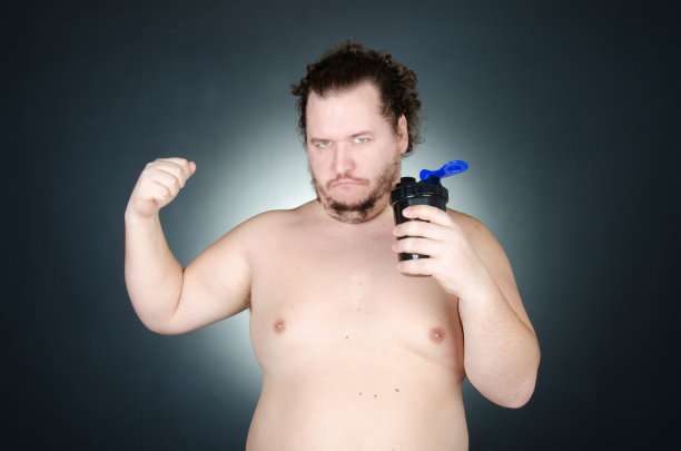 超重的人。有趣的健身。图片下载