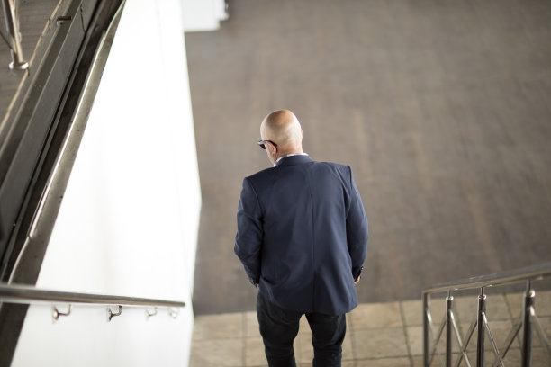 商人在楼梯图片下载