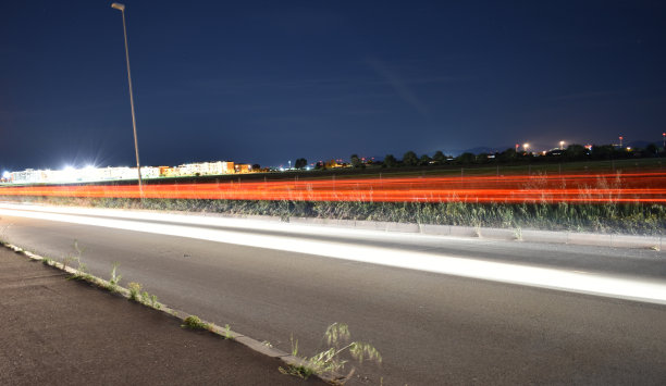 有光条纹的交通图片下载