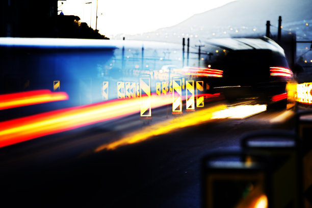 汽车超速通过道路工程绕行图片下载