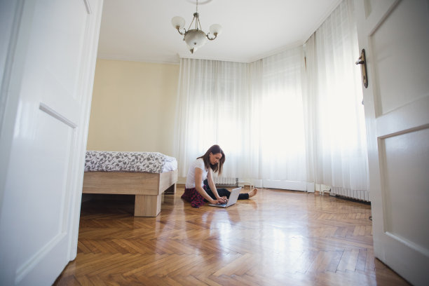 在卧室地板上使用笔记本电脑图片下载