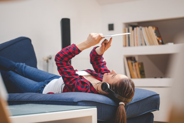 在家听音乐图片下载