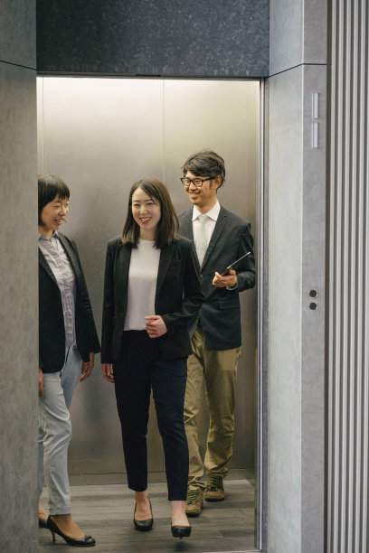 在办公室电梯里的日本商人和女商人图片下载