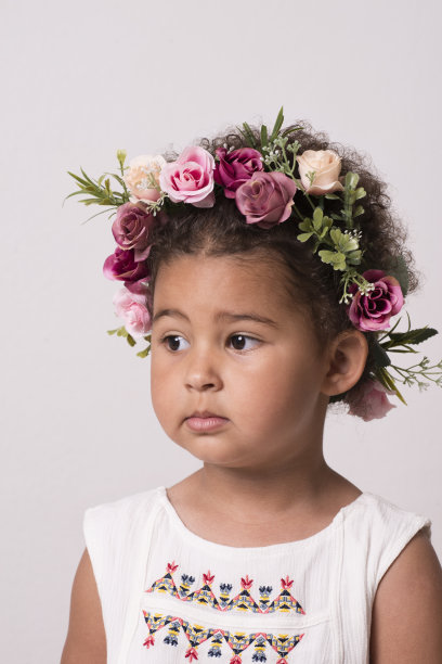 可爱的花小女孩肖像。图片下载