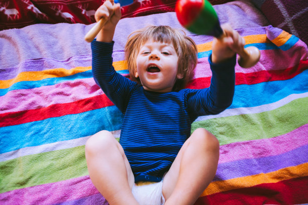 一个小男孩的早晨快乐图片下载