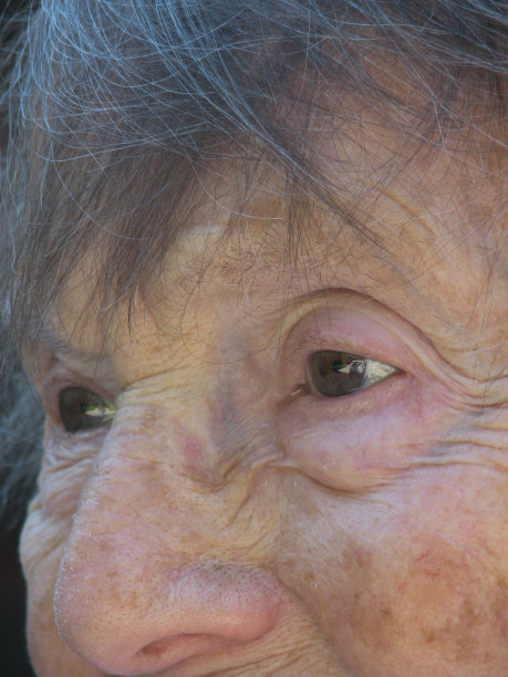 老妇人笑着图片下载